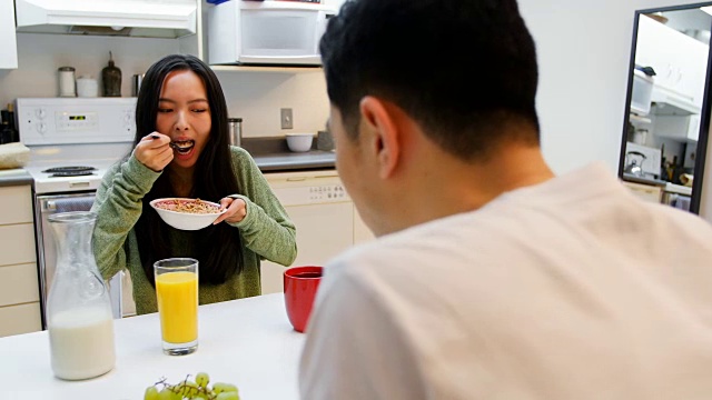 一对夫妇在家里吃早餐视频素材