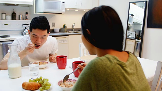 一对夫妇在家里吃早餐视频素材