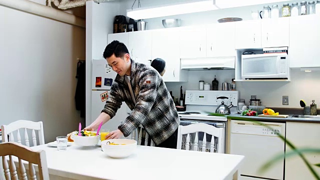 一对夫妇在家里吃早餐视频素材