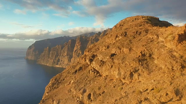 俯瞰海洋中的火山视频素材