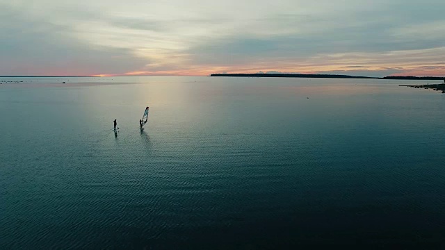 日落时分，无人机拍摄的风帆和冲浪板。视频素材