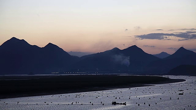 福建霞浦，农民在海边养殖鲍鱼，在水中放入大量笼子。他们生活在海面上。视频素材