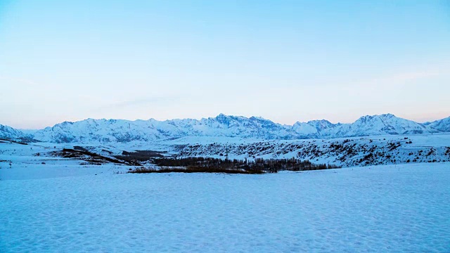 西山的天山在初春的夕阳雪中。间隔拍摄4 k视频素材