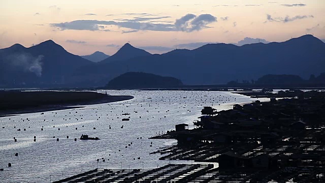 福建霞浦，农民在海边养殖鲍鱼，在水中放入大量笼子。他们生活在海面上。视频素材