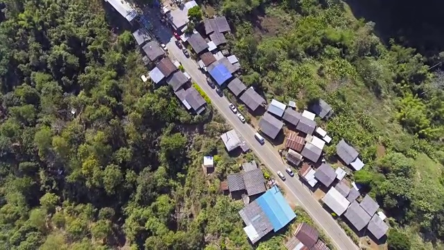 山崖附近小村庄鸟瞰图视频素材