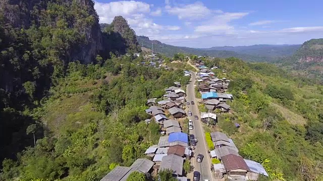 山崖附近小村庄鸟瞰图视频素材