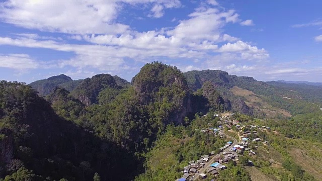 山崖附近小村庄鸟瞰图，蓝天视频素材