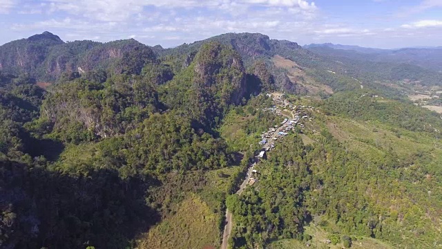 小村庄沿山顶鸟瞰图视频素材