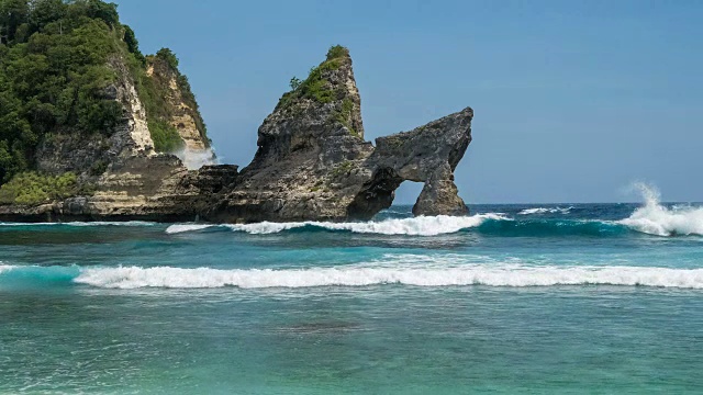 在阿图海滩，巨浪击中了海面上的岩石。泡沫溅在岩石上。重镇Penida、印度尼西亚视频素材