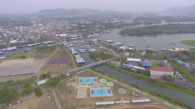 河上浮动房屋鸟瞰图视频素材