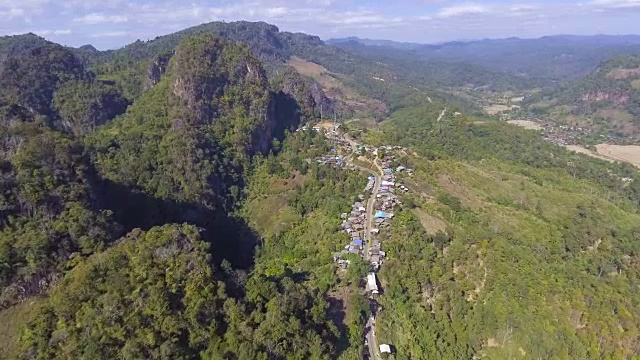 小村庄沿山顶鸟瞰图视频素材