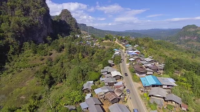 小村庄沿山顶鸟瞰图视频素材