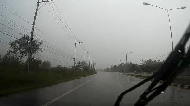 透过汽车挡风玻璃的道路视图与雨滴视频素材