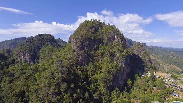 山崖附近小村庄鸟瞰图视频素材