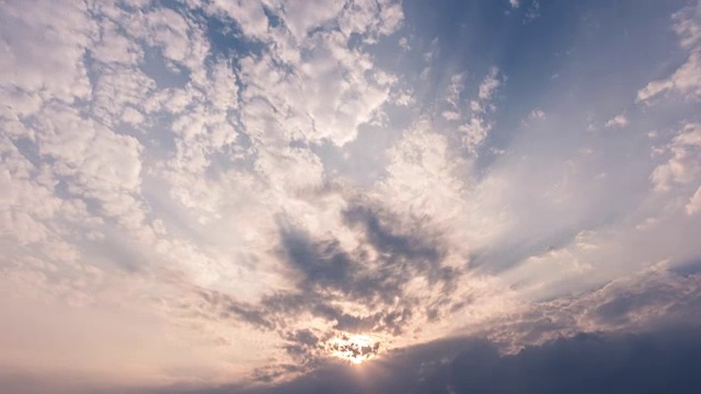 日出时，绚丽多彩的天空和云彩的时间流逝。有太阳背景的天空。视频素材