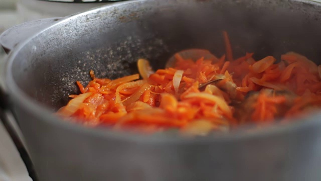 胡萝卜、洋葱、番茄酱在平底锅里蒸熟。素食美食视频素材