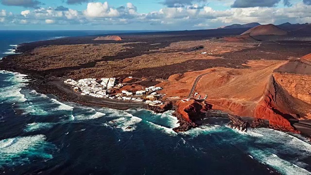 飞过加那利群岛兰萨罗特岛的厄尔戈弗火山湖视频素材