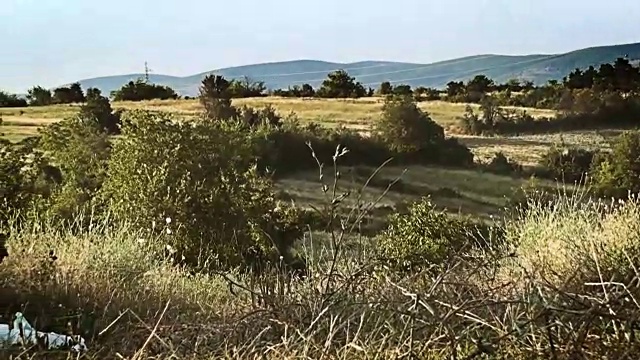 科索沃的夏季，美丽的绿色风景和乡村景色视频素材