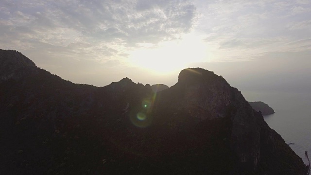 山崖鸟瞰图与美丽的日落视频素材