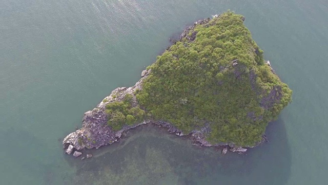 海上孤独宁静的岛屿，航拍视频视频素材