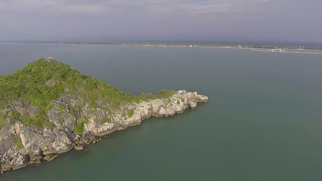 清晨，海面上一个宁静的小岛，鸟瞰图视频素材