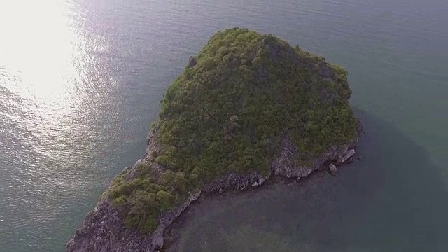 清晨，海面上一个宁静的小岛，鸟瞰图视频素材