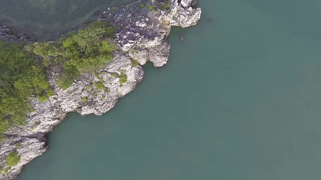 鸟瞰图清晨阳光下，海面上宁静的岛屿视频素材