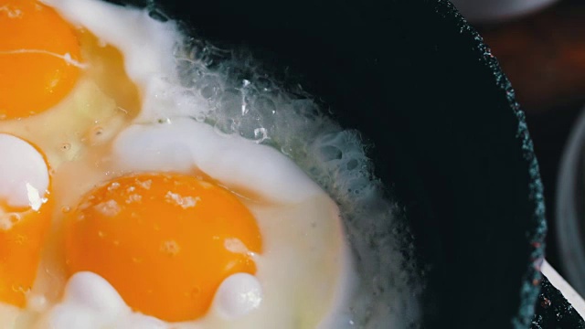 鸡蛋在平底锅里煎熟视频素材