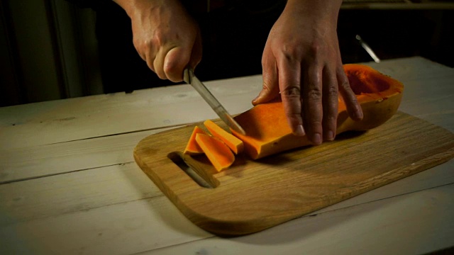 切美味的南瓜片。男手准备食物南瓜烹饪视频素材