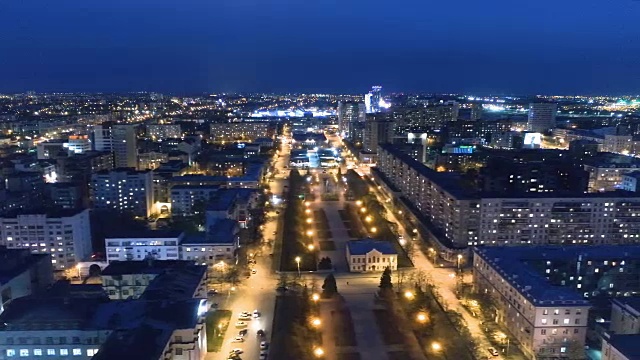 空中夜晚照亮城市景观的滚动城市街道和地区。车里雅宾斯克,俄罗斯。视频素材