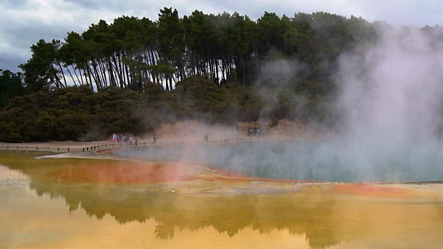 热湖香槟池在waio - tapu附近的罗托鲁瓦，新西兰视频素材