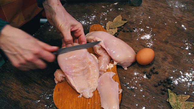 女性用手切生鸡肉视频素材