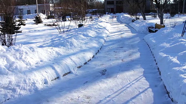 白雪覆盖的公园步道。视频素材