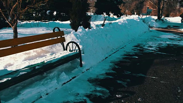 白雪覆盖的公园步道。视频素材