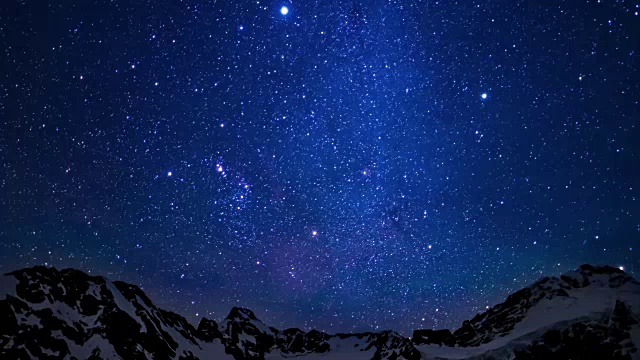 在库克山国家公园的雪峰上，星空在运动视频素材