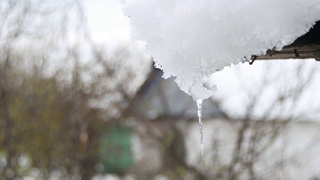 一到春天，雪就从屋顶上融化，滴落下来视频素材