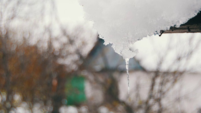 春雪在屋顶上融化视频素材