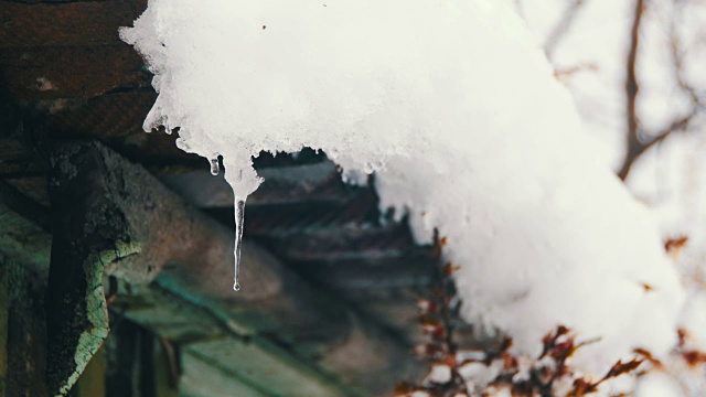 一到春天，雪就从屋顶上融化，滴落下来视频素材