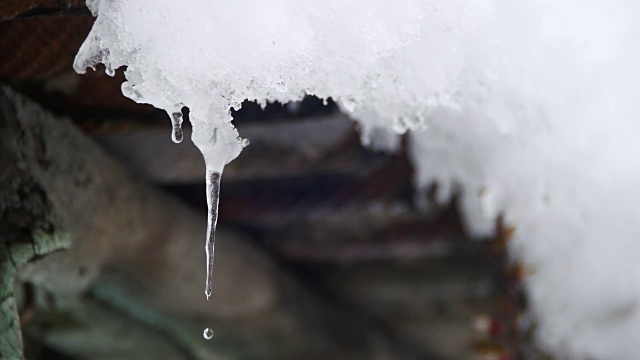 一到春天，雪就从屋顶上融化，滴落下来视频素材