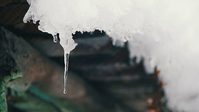 春雪在屋顶上融化视频素材