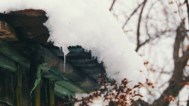 一到春天，雪就从屋顶上融化，滴落下来视频素材