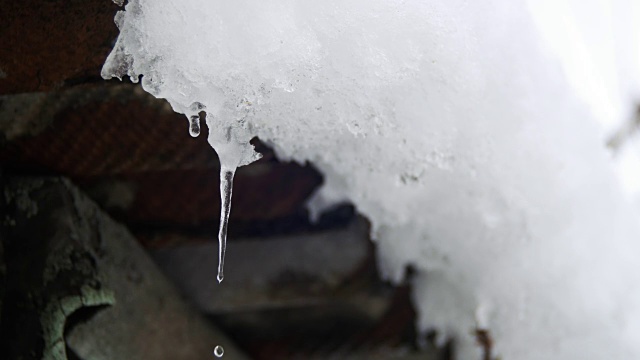 一到春天，雪就从屋顶上融化，滴落下来视频素材