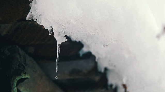 春雪在屋顶上融化视频素材