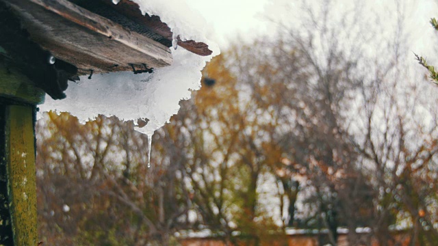 春雪在屋顶上融化视频素材