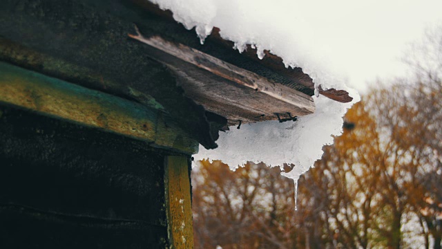 春雪在屋顶上融化视频素材