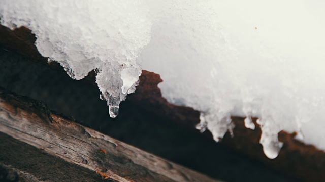 春雪在屋顶上融化视频素材