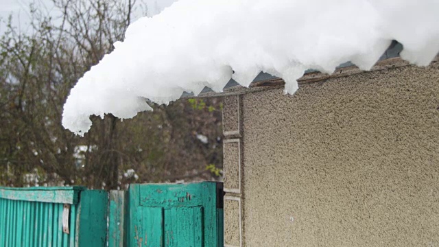 一到春天，雪就从屋顶上融化，滴落下来视频素材