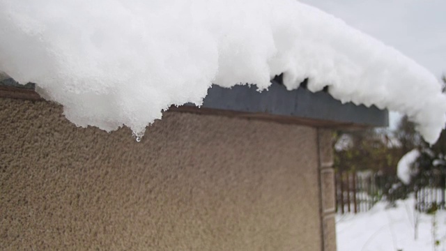 一到春天，雪就从屋顶上融化，滴落下来视频素材