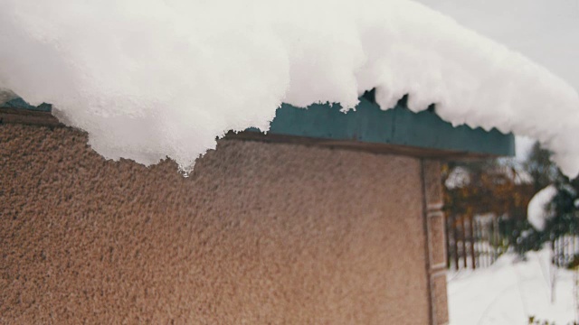 春雪在屋顶上融化视频素材