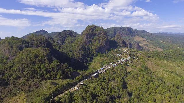 鸟瞰图的小村庄在山上与美丽的山峰在早上视频素材